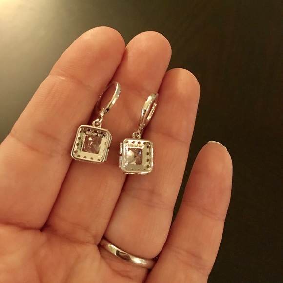 NEW💙💎GORGEOUS! CZ EARRINGS!💎💙SILVER TONE ALLOY - Picture 6 of 8